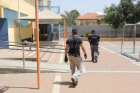 بالصور: الشرطة تشن حملة لتفتيش ساحات مدرسة أجيال الابتدائية